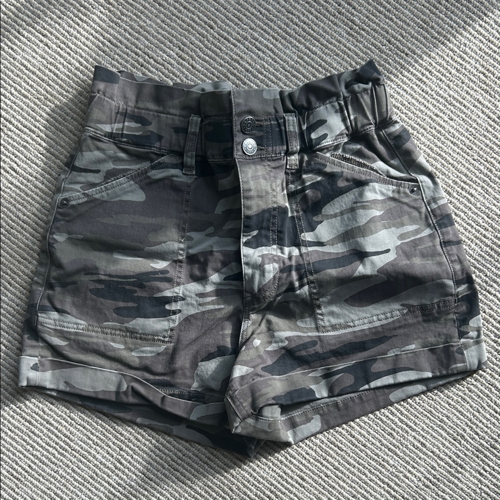 Express High-Waist Camo Utility Shorts — Gray/Black